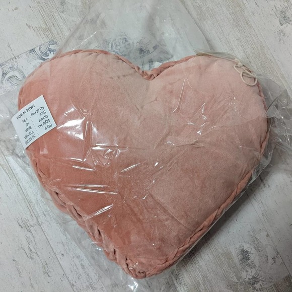 NIP HANDCRAFTED INDIA 16x16 Pink Ruched Velvet Heart Shaped Pillow - Picture 3 of 4